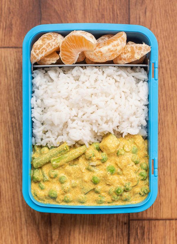 o27 Kari s hráškem, cuketou a fazolkami